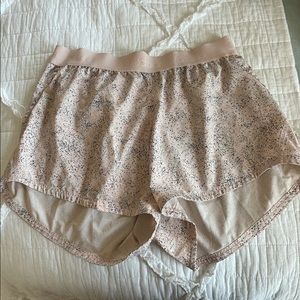 Outdoor voices relay shorts in pebble color